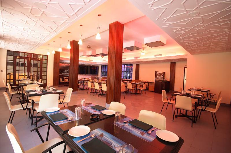 The Club Hotel Бангалор Екстериор снимка