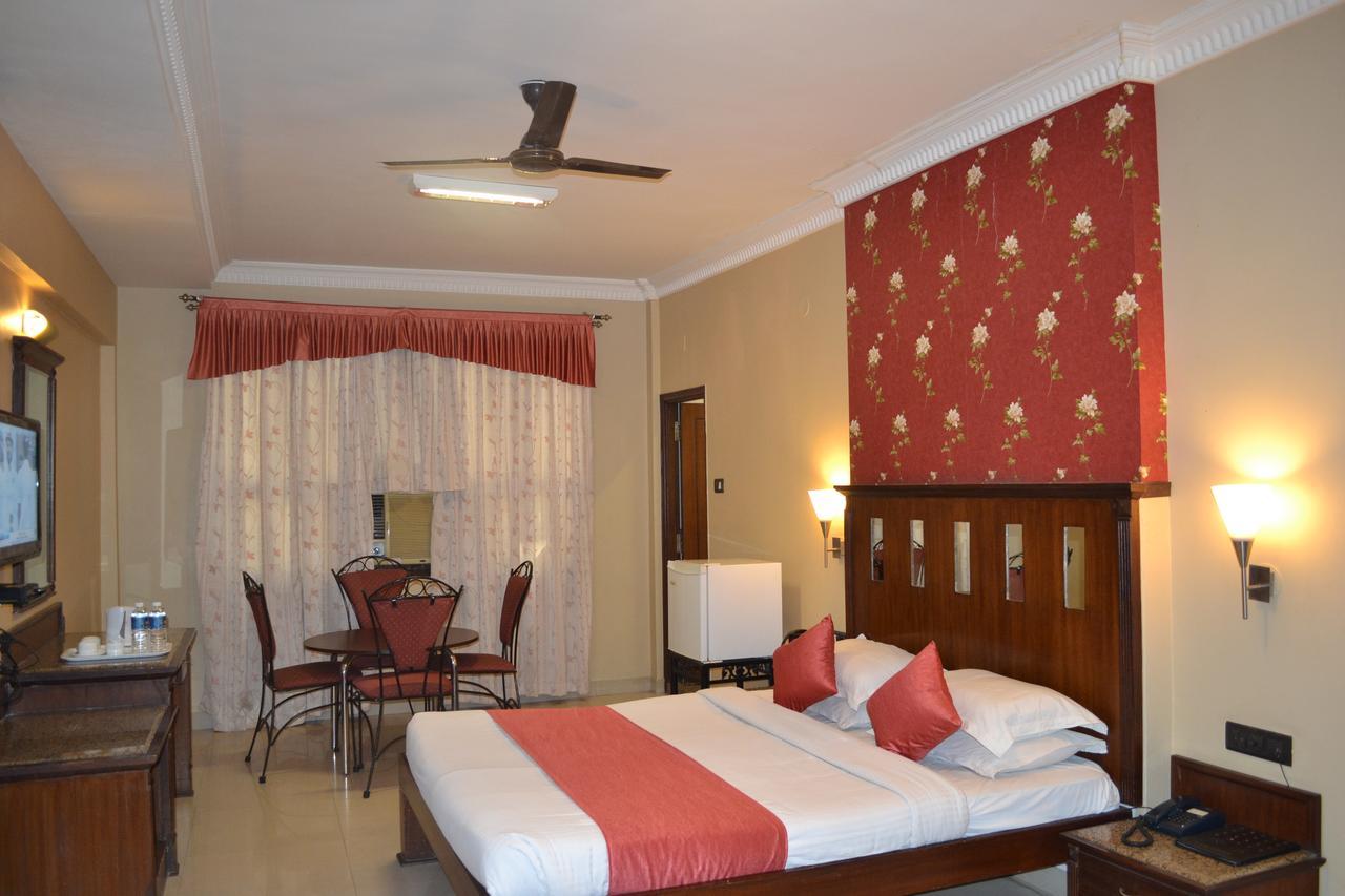 The Club Hotel Бангалор Екстериор снимка