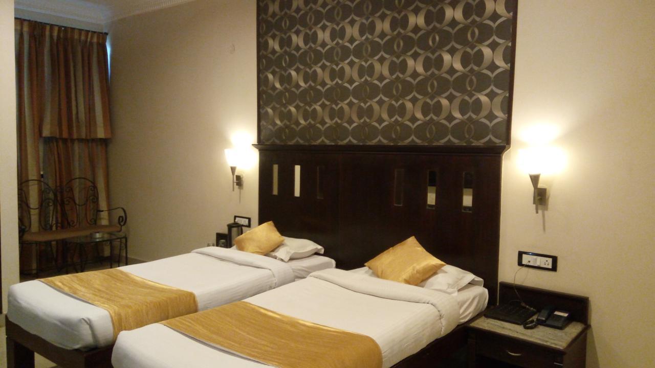 The Club Hotel Бангалор Екстериор снимка