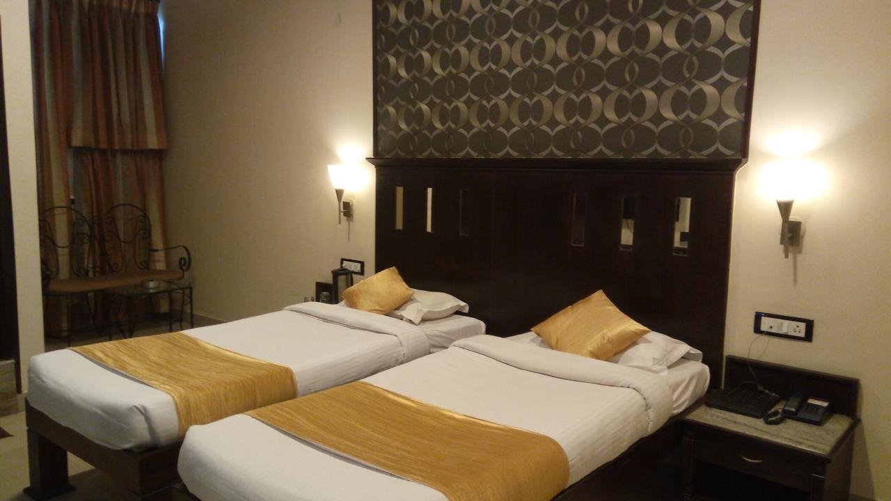 The Club Hotel Бангалор Екстериор снимка